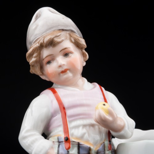 Мальчик с яблоком, E. A. Muller, Германия, 1890-1927 гг