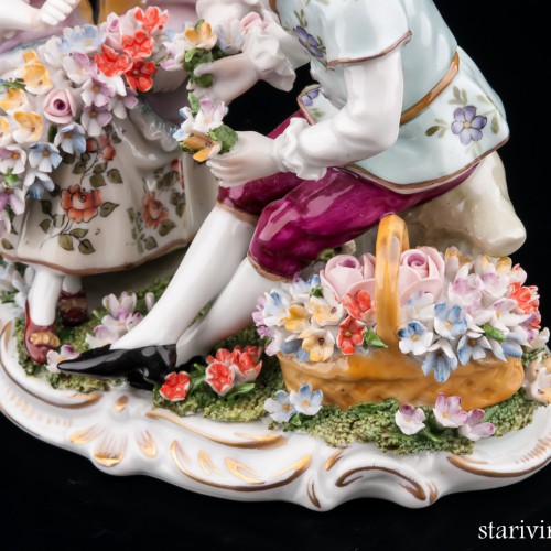 Пара с цветочной гирляндой, Sitzendorf, Германия, после 1950 г