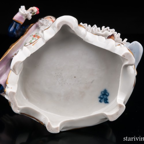 Пара, кавалер с цветком, дама с бокалом на кресле, Volkstedt, Германия, до 1935 г