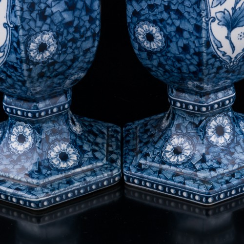 Две декоративные шестигранные синие вазы, Голландия