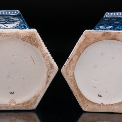 Две декоративные шестигранные синие вазы, Голландия