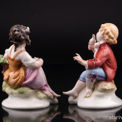 Мальчик с голубем и девочка с корзиной, Capodimonte, Италия, сер. 20 в