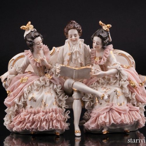 Кавалер и дамы на диване читают книгу, кружевная, Ackermann & Fritze, Германия, пер. пол. 20 в