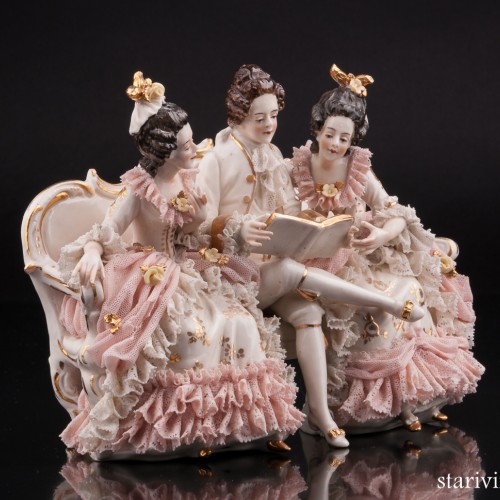 Кавалер и дамы на диване читают книгу, кружевная, Ackermann & Fritze, Германия, пер. пол. 20 в