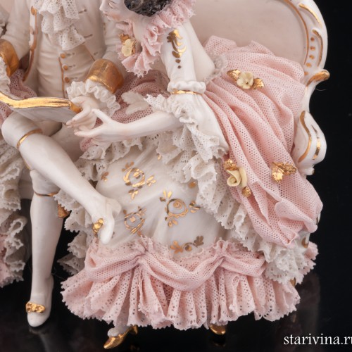 Кавалер и дамы на диване читают книгу, кружевная, Ackermann & Fritze, Германия, пер. пол. 20 в