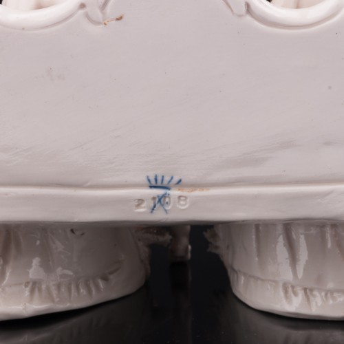 Кавалер и дамы на диване читают книгу, кружевная, Ackermann & Fritze, Германия, пер. пол. 20 в