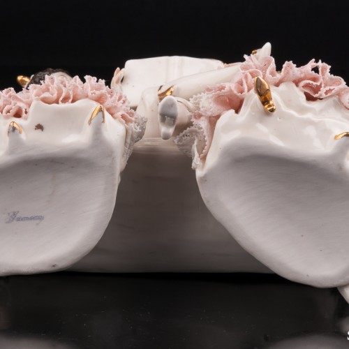 Кавалер и дамы на диване читают книгу, кружевная, Ackermann & Fritze, Германия, пер. пол. 20 в