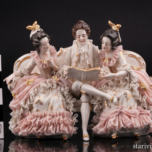 Кавалер и дамы на диване читают книгу, кружевная, Ackermann & Fritze, Германия, пер. пол. 20 в