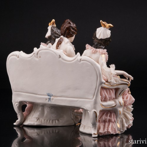 Кавалер и дамы на диване читают книгу, кружевная, Ackermann & Fritze, Германия, пер. пол. 20 в