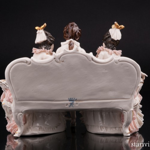 Кавалер и дамы на диване читают книгу, кружевная, Ackermann & Fritze, Германия, пер. пол. 20 в