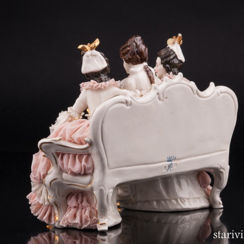 Кавалер и дамы на диване читают книгу, кружевная, Ackermann & Fritze, Германия, пер. пол. 20 в