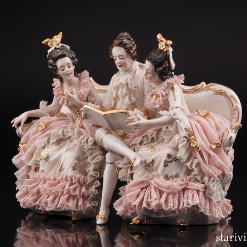 Кавалер и дамы на диване читают книгу, кружевная, Ackermann & Fritze, Германия, пер. пол. 20 в