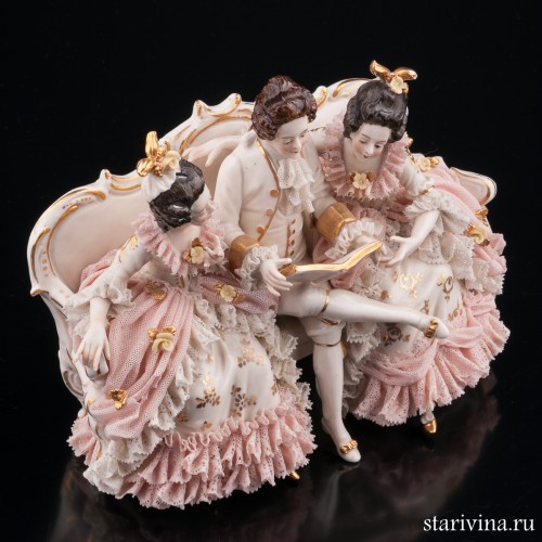 Кавалер и дамы на диване читают книгу, кружевная, Ackermann & Fritze, Германия, пер. пол. 20 в