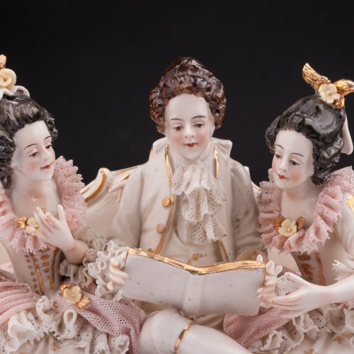 Кавалер и дамы на диване читают книгу, кружевная, Ackermann & Fritze, Германия, пер. пол. 20 в