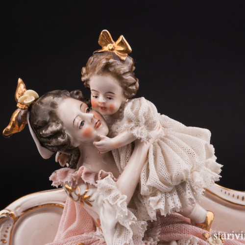 Дама с девочкой на диване, кружевная, Ackermann & Fritze, Германия, пер. пол. 20 в