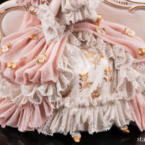 Дама с девочкой на диване, кружевная, Ackermann & Fritze, Германия, пер. пол. 20 в