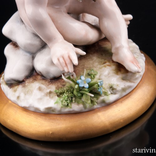 Путти с букетом цветов, Capodimonte, Италия, сер. 20 в