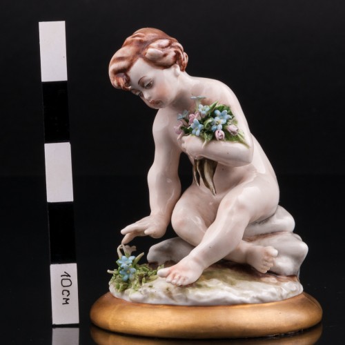 Путти с букетом цветов, Capodimonte, Италия, сер. 20 в