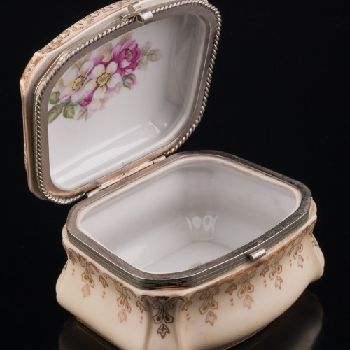 Шкатулка Охотник и пастушка, кремовая, Германия, пер. пол. 20 в