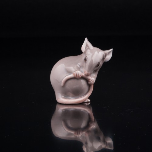 Мышь, держащая хвост, Bing & Grondahl, Дания