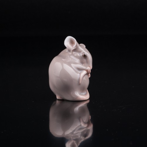 Мышь, держащая хвост, Bing & Grondahl, Дания