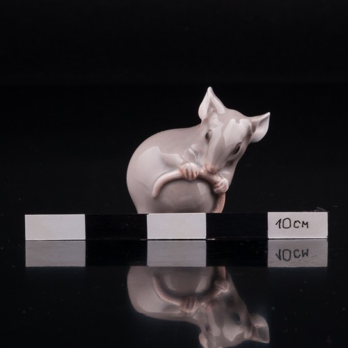 Мышь, держащая хвост, Bing & Grondahl, Дания