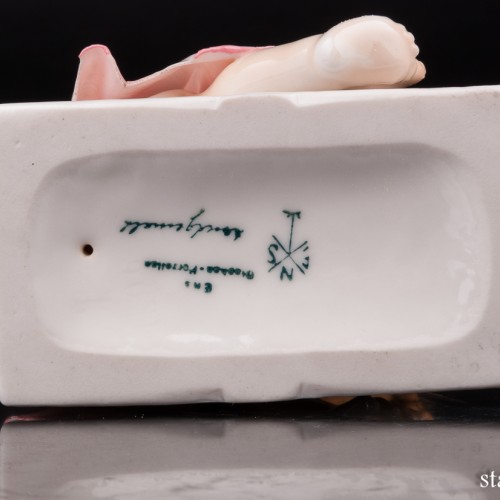 Девочка на книжке, Karl Ens, Германия, 1920-30 гг