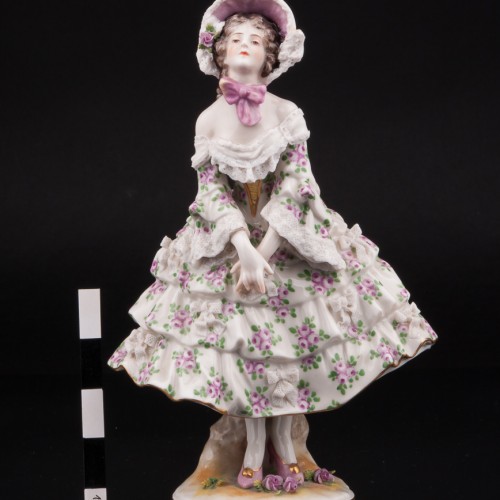 Девушка в платье с цветами, Volkstedt, Германия, до 1935 г