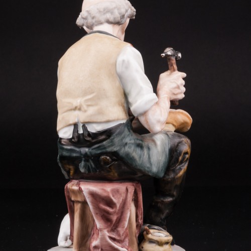 Башмачник и котенок, Capodimonte, Италия