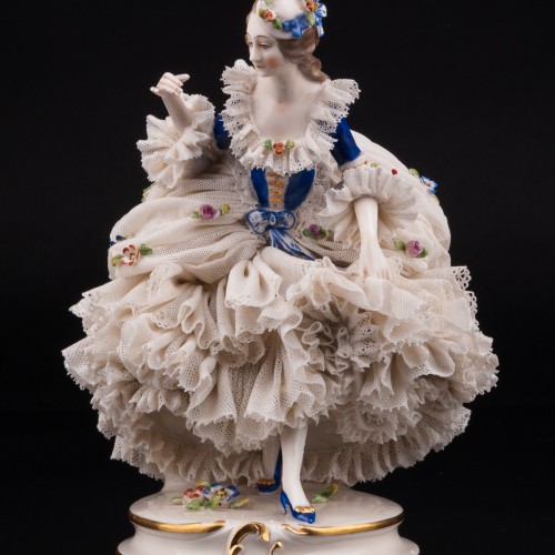 Дама в шляпке с цветами и синем платье, кружевная, Ackermann & Fritze, Германия, 1908-51 гг