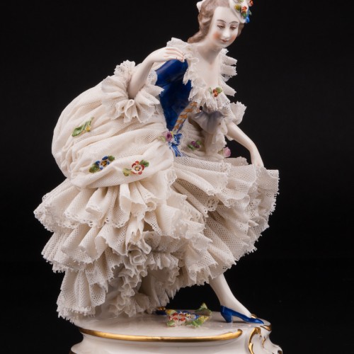 Дама в шляпке с цветами и синем платье, кружевная, Ackermann & Fritze, Германия, 1908-51 гг