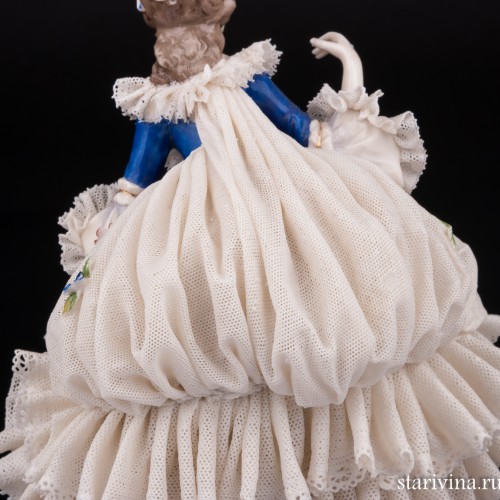 Дама в шляпке с цветами и синем платье, кружевная, Ackermann & Fritze, Германия, 1908-51 гг