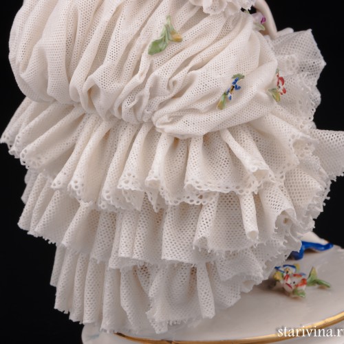 Дама в шляпке с цветами и синем платье, кружевная, Ackermann & Fritze, Германия, 1908-51 гг