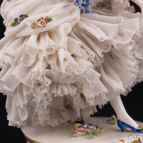 Дама в шляпке с цветами и синем платье, кружевная, Ackermann & Fritze, Германия, 1908-51 гг