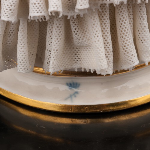 Дама в шляпке с цветами и синем платье, кружевная, Ackermann & Fritze, Германия, 1908-51 гг