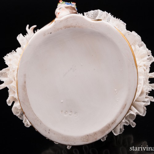 Дама в шляпке с цветами и синем платье, кружевная, Ackermann & Fritze, Германия, 1908-51 гг