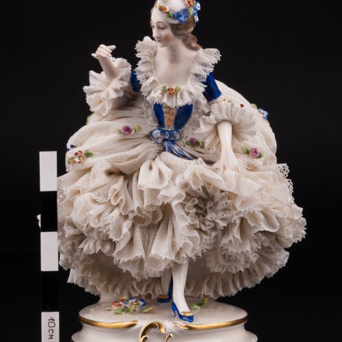 Дама в шляпке с цветами и синем платье, кружевная, Ackermann & Fritze, Германия, 1908-51 гг