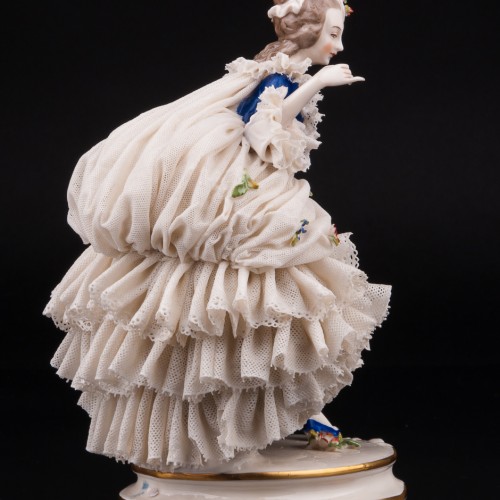 Дама в шляпке с цветами и синем платье, кружевная, Ackermann & Fritze, Германия, 1908-51 гг