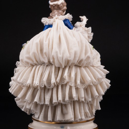 Дама в шляпке с цветами и синем платье, кружевная, Ackermann & Fritze, Германия, 1908-51 гг