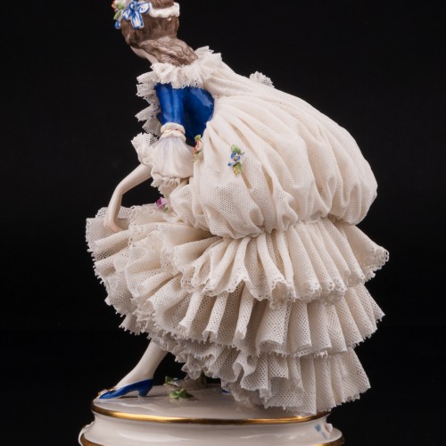 Дама в шляпке с цветами и синем платье, кружевная, Ackermann & Fritze, Германия, 1908-51 гг