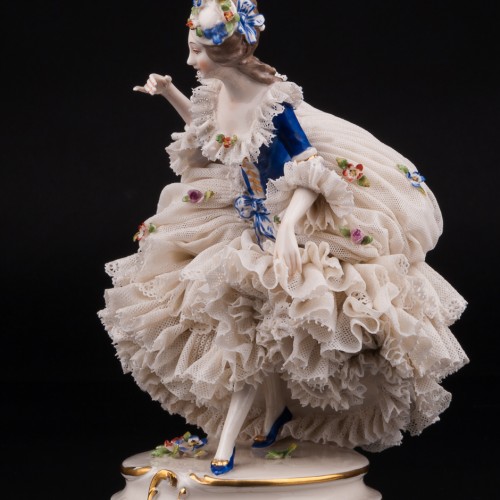 Дама в шляпке с цветами и синем платье, кружевная, Ackermann & Fritze, Германия, 1908-51 гг