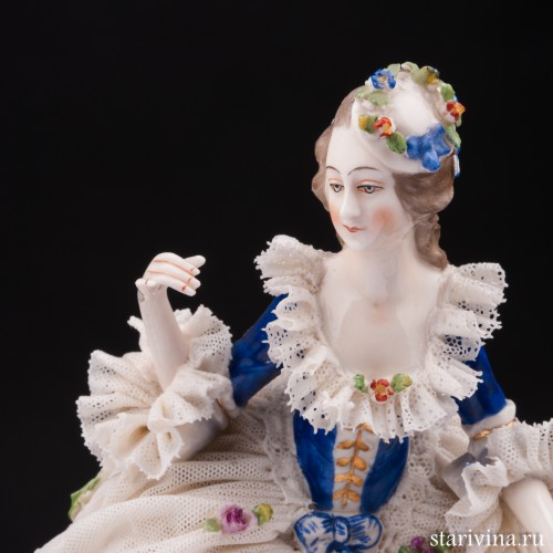 Дама в шляпке с цветами и синем платье, кружевная, Ackermann & Fritze, Германия, 1908-51 гг