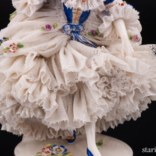 Дама в шляпке с цветами и синем платье, кружевная, Ackermann & Fritze, Германия, 1908-51 гг