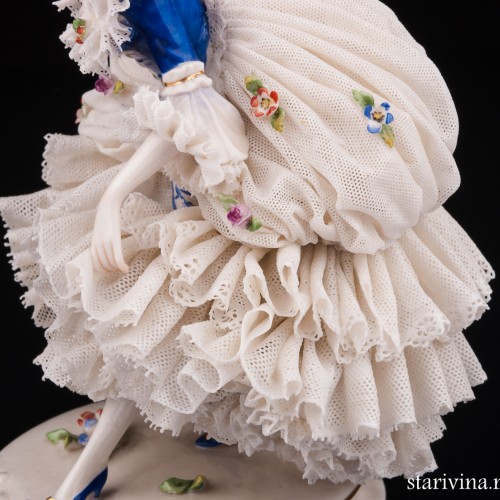 Дама в шляпке с цветами и синем платье, кружевная, Ackermann & Fritze, Германия, 1908-51 гг