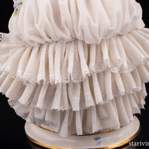 Дама в шляпке с цветами и синем платье, кружевная, Ackermann & Fritze, Германия, 1908-51 гг