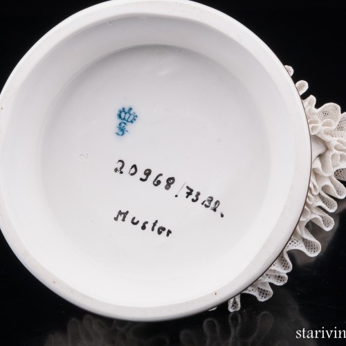 Девушка в бордовой накидке, кружевная, Sitzendorf, Германия