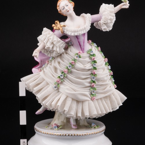 Девушка в бордовой накидке, кружевная, Sitzendorf, Германия