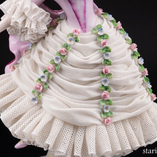 Девушка в бордовой накидке, кружевная, Sitzendorf, Германия