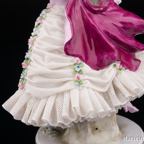 Девушка в бордовой накидке, кружевная, Sitzendorf, Германия