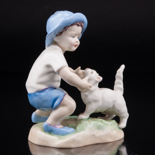 Мальчик, играющий с кошкой, Royal Worcester, Великобритания, сер. 20 в